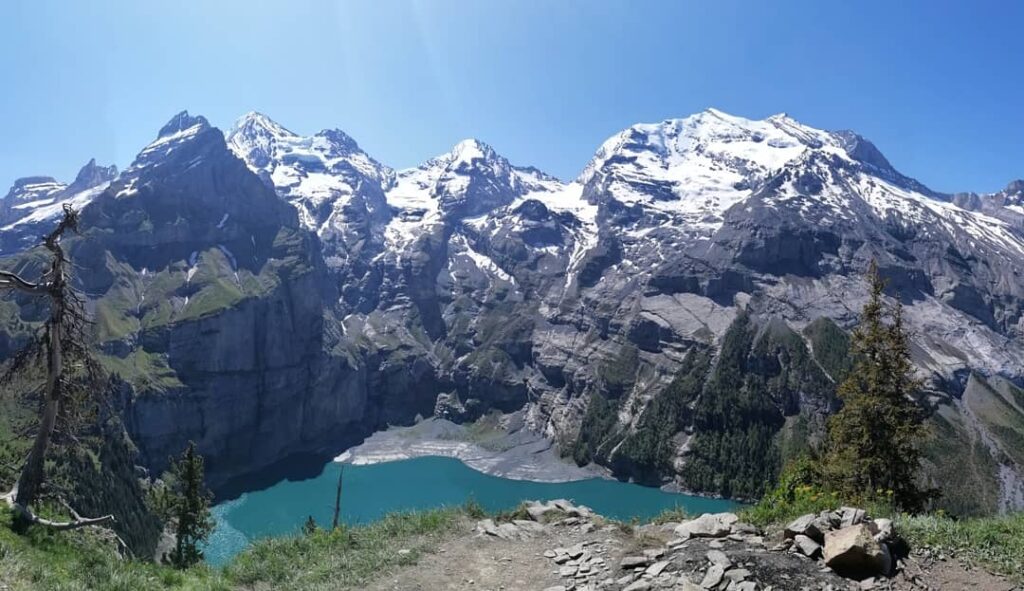 Schweizer Minimalist hat Blick auf den Oeschinensee in Kandersteg
