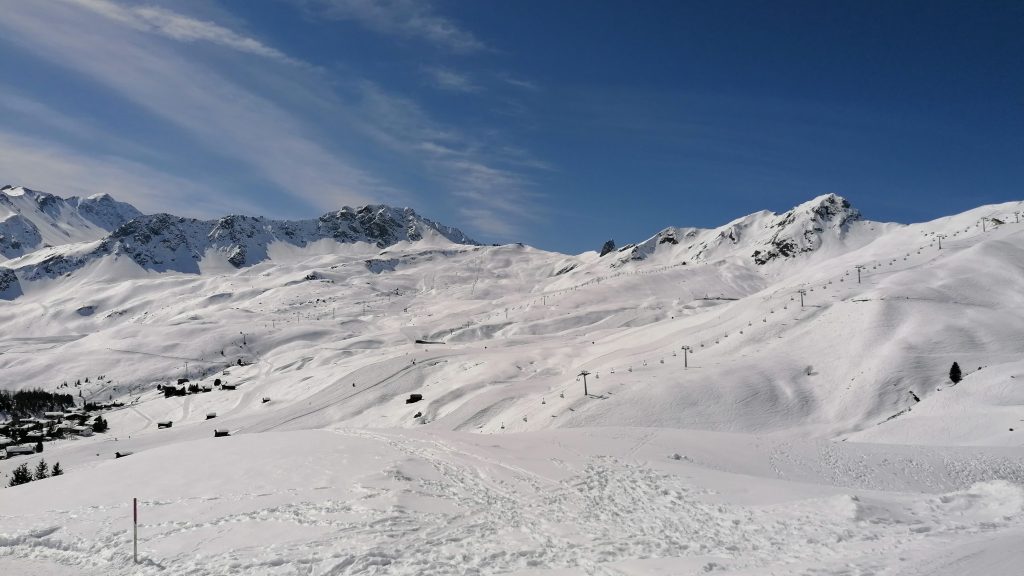 Arosa schneebedeckt im Winter, Zwischenbilanz nach dem 1. Quartal 2021